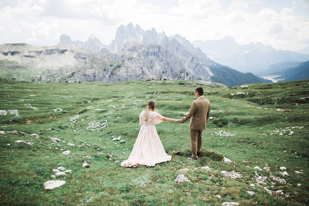 Loving husband and woman on the background of the mountains. Loving couple emotionally spends time - Foto, immagini