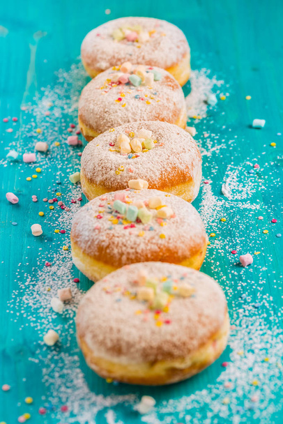 Karnevaali jauhettua sokeria esille donitseja - Saksan Berliner donitseja
 - Valokuva, kuva
