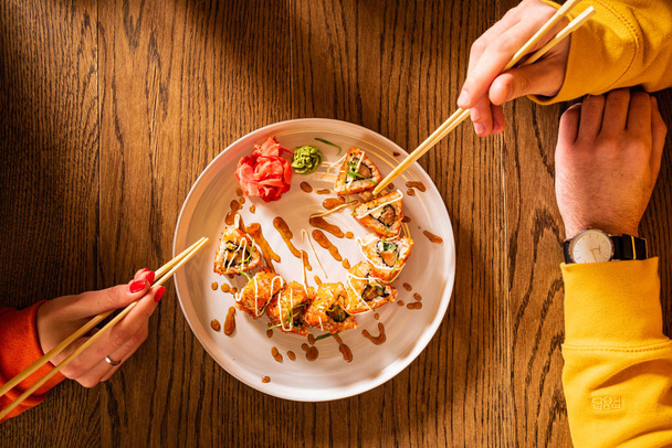 Freunde essen Sushi im Café - Foto, Bild