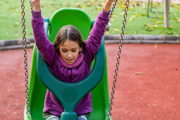 Little girl playing in park - Foto, imagen