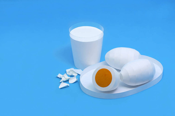 Uova di carta su piatto e vetro di carta di latte
 - Foto, immagini