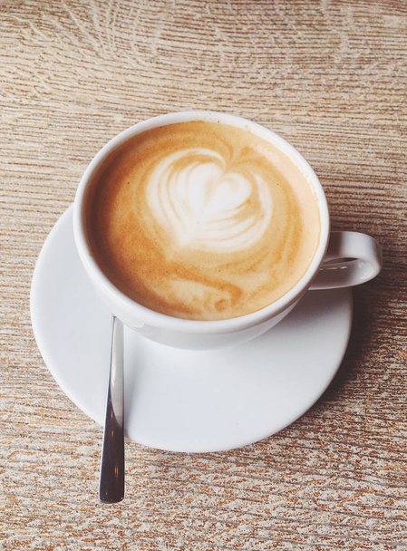 Šálek horkého cappuccino v jídelně, káva na dřevěném stole i - Fotografie, Obrázek