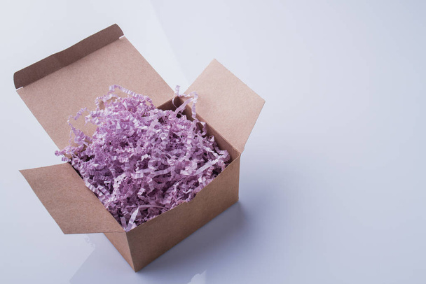 Scatola di cartone di riempimento di regalo di carta triturata rosa viola
. - Foto, immagini