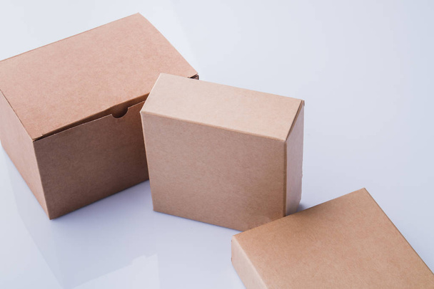 Τρία κουτιά από χαρτόνι χωρίς συσκευασία. - Φωτογραφία, εικόνα