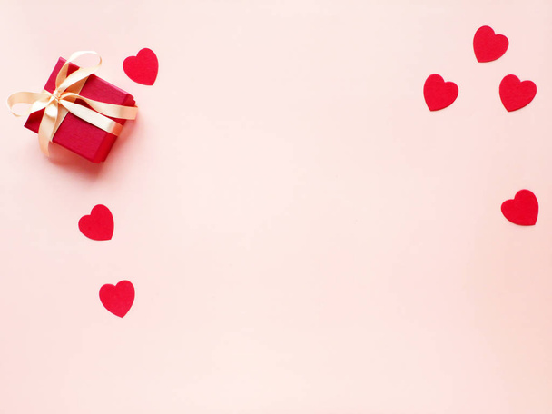Růžové pozadí s dárkovou krabicí a srdcem. Svatý Valentýn - Fotografie, Obrázek