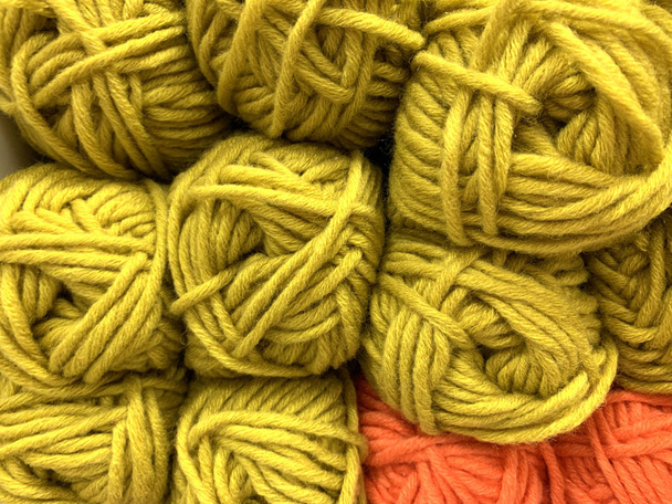 Regal mit gelbem Garn zum Stricken. die Auswahl von Wollfäden für die Handarbeit. farbigen Hintergrund. Häkeln und Stricken - Foto, Bild