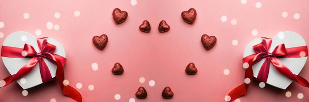 Valentin-Tageskarte. herzförmige Geschenkschachtel mit rotem Band isoliert auf rot. Romantische Nachrichtenvorlage mit Kopierraum. - Foto, Bild