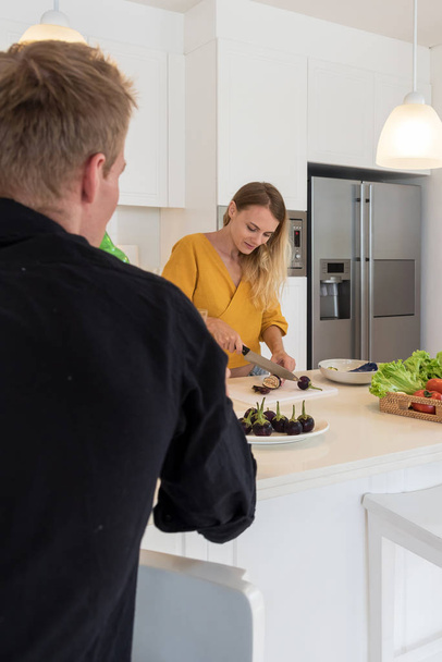Пара готовит обед на белом острове кухня дома
 - Фото, изображение