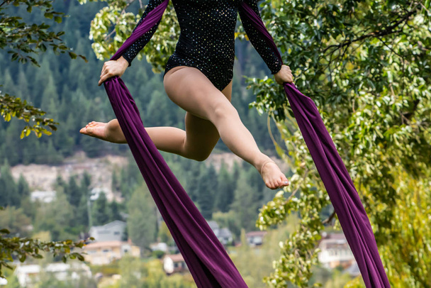 Mujer talentosa realiza danza aérea
 - Foto, imagen