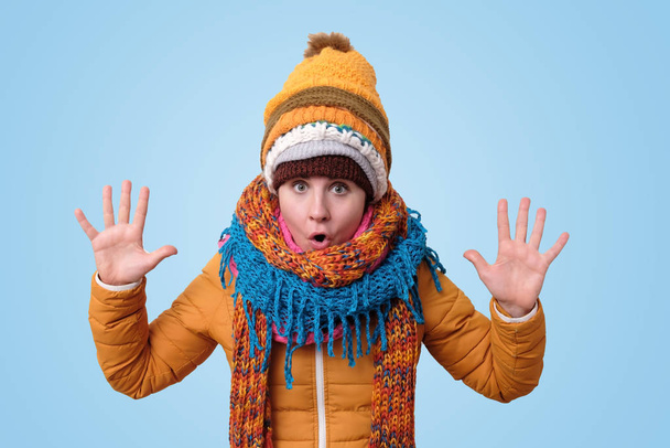 junge kaukasische Frau in warmer Kleidung Schal und Hut zeigt zehn Finger - Foto, Bild