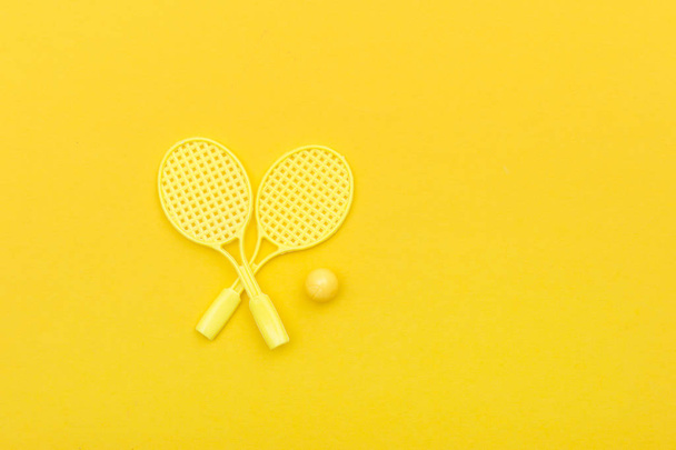 Tennismaila ja pallo urheilu keltaisella taustalla
. - Valokuva, kuva