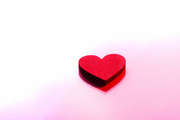 Фон Дня Святого Валентина. Красное сердце розовый фон
 - Фото, изображение