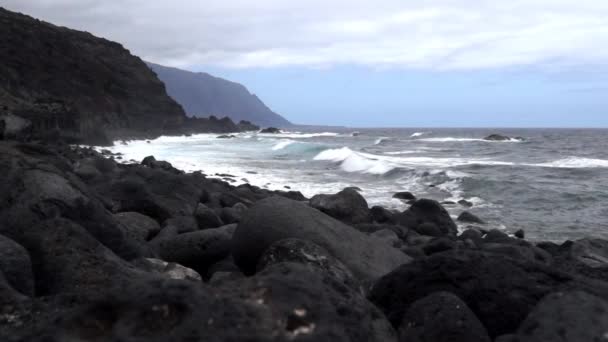 Playa de piedra de lava negra y acantilados y océano salvaje a lo largo del valle del Golfo en El Hierro, Islas Canarias, España
 - Imágenes, Vídeo