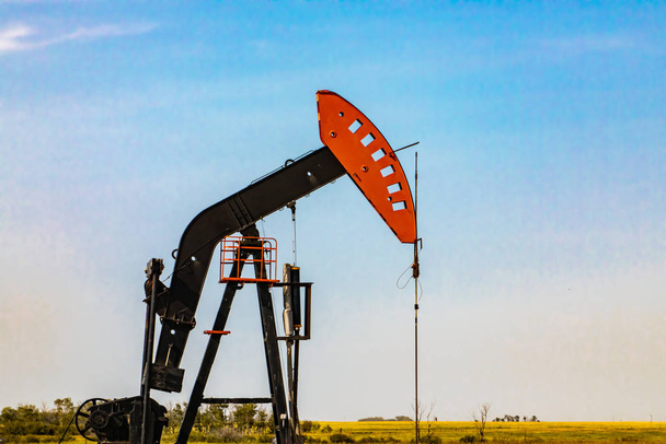 Pompage de puits de pétrole dans le paysage rural
 - Photo, image