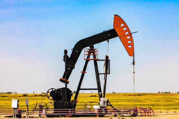 Pozo de petróleo calabaza en el paisaje rural
 - Foto, imagen