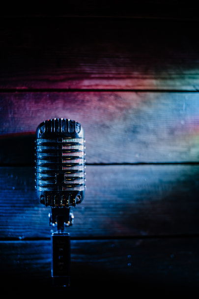 Retro mikrofon fából készült háttérrel és fényekkel - Fotó, kép