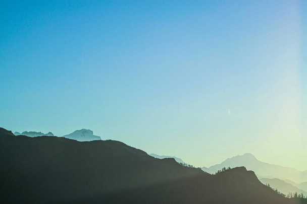 Prachtig en verbazingwekkend besneeuwde berg met blauwe lucht - Foto, afbeelding