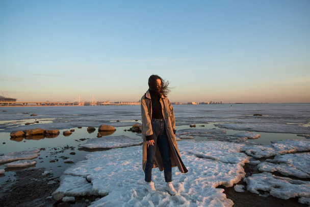 Fényképezés fiatal nő a parton a Finn-öböl Szentpéterváron télen. - Fotó, kép