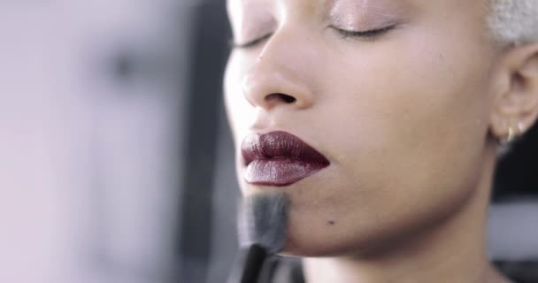 Closeup of powder being applied by a makeup artist - Кадры, видео