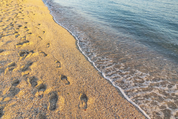 strand, zand en walgolven in het winterseizoen - Foto, afbeelding