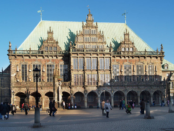the town hall and roland on the marketplace of bremen,have been taken in july 2004 in the world heritage list of unesco. the much-visited bremen town hall was built between 1405 - built 1408th it is the only european town hall of spae - Foto, Imagen