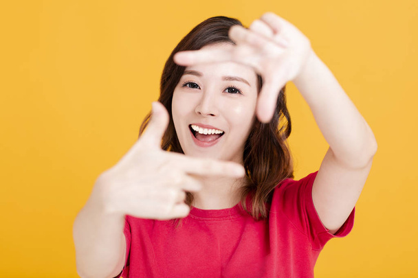 Gros plan de sourire femme faisant cadre geste
 - Photo, image