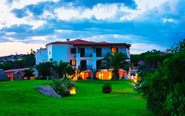 Курорт Баха Сардиния на Коста Смеральда в вечернем рефлексе
 - Фото, изображение
