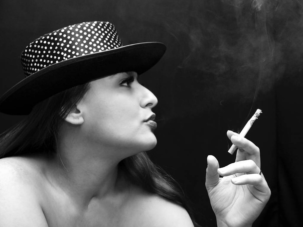 young woman smoking cigarette - Fotografie, Obrázek