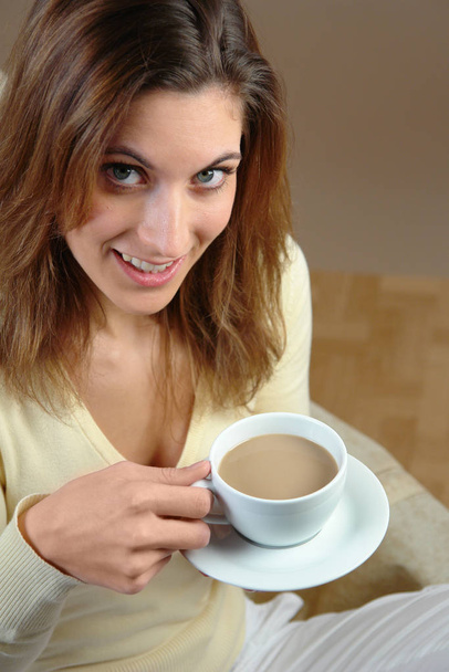 young woman drinking coffee in the morning - Φωτογραφία, εικόνα