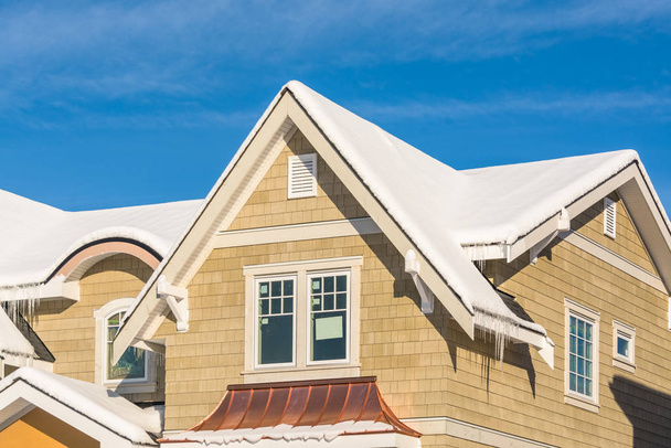 Top nového luxusního obytného domu ve sněhu v zimě slunečný den - Fotografie, Obrázek