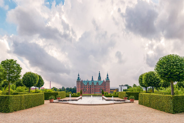 Danię. Hillerod - 23 czerwca 2014. Zamek Frederiksborg i Baro - Zdjęcie, obraz