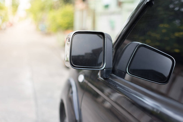 Espelho lateral do carro preto no fundo embaçado
 - Foto, Imagem