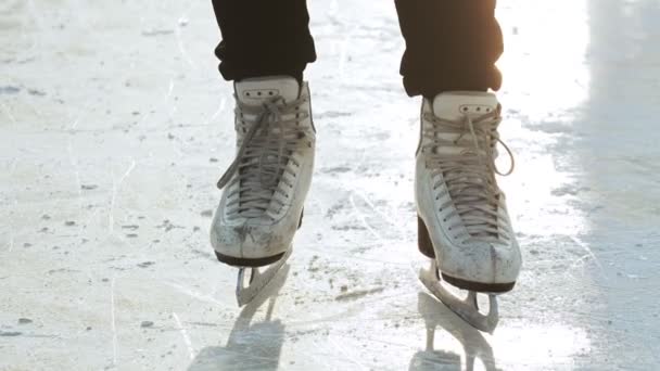 Uma mulher em pé no ringue de gelo em patins artísticos
 - Filmagem, Vídeo