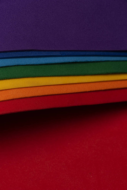Tela gruesa de colores formando un arco iris con sombras oscuras, lineas y figuras, perfectas para textos he industria textil Dia del orgullo day - Photo, Image