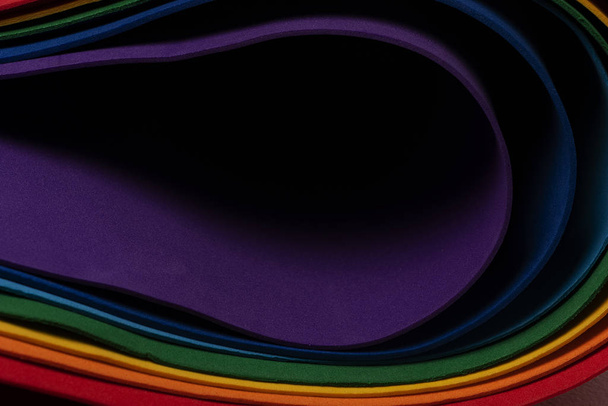 Tela gruesa de colores forma un arco iris con sombras oscuras, lineas y figuras, perfectas para textos he industria textil Dia del orgullo day
 - Foto, Imagen