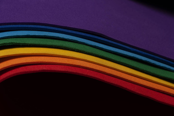 Tela gruesa de colores forma un arco iris con sombras oscuras, lineas y figuras, perfectas para textos he industria textil Dia del orgullo day
 - Foto, Imagen