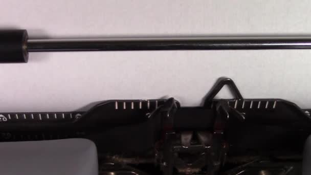 ein Nahaufnahme-Video der Worte "beer 101", die auf weißem Papier in einer alten manuellen Schreibmaschine getippt werden. Schuss im Makro. - Filmmaterial, Video