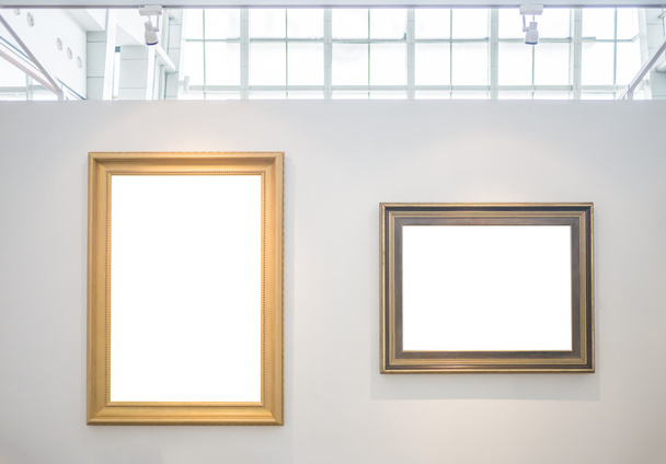 zwei leere Bilderrahmen an weißer Wand - Foto, Bild