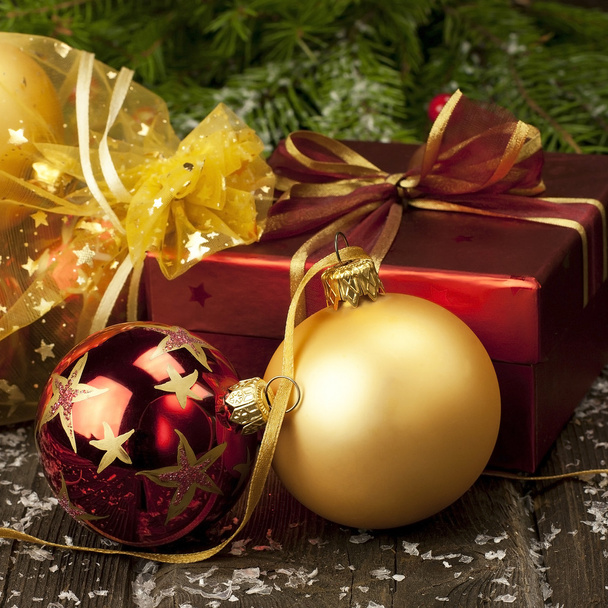 Christmas gift box and color balls - Foto, Imagem