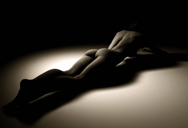 female nude photo, naked woman posing on camera - Foto, Bild