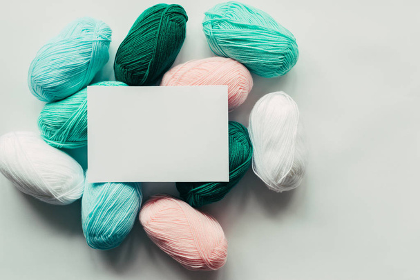madejas de hilo de lana de color pastel acrílico
 - Foto, Imagen