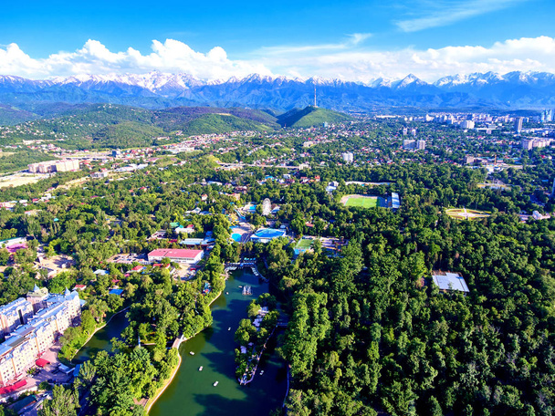 Almati város nyáron. Légi felvétel Almatyról. Kazahsztán.Central Park View. - Fotó, kép