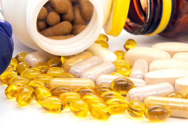 Vitamiinit, omega 3, kalanmaksaöljy, ravintolisä ja tabletit rantakatu kevyellä taustalla lähikuva
 - Valokuva, kuva