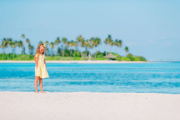 Muotokuva suloinen pieni tyttö rannalla hänen kesälomalla
 - Valokuva, kuva
