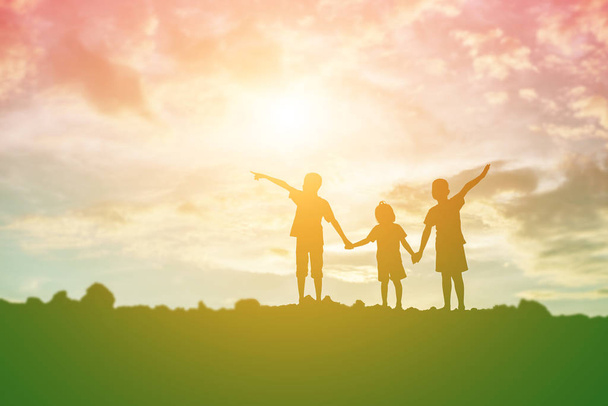 siluetti onnellisia lapsia ja onnellista aikaa auringonlasku
 - Valokuva, kuva
