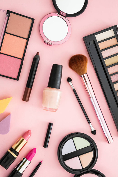 Make up cosmetici prodotti contro sfondo di colore rosa
 - Foto, immagini