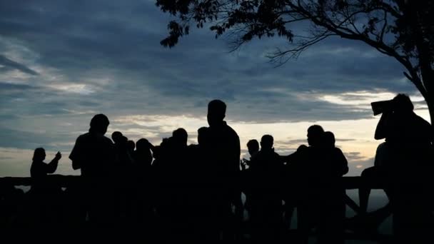 Silueta neidentifikovaných lidí přijde sledovat výhled a mořskou mlhu v dopoledních hodinách na Wangpamek názor v Trang, Thajsko - Záběry, video