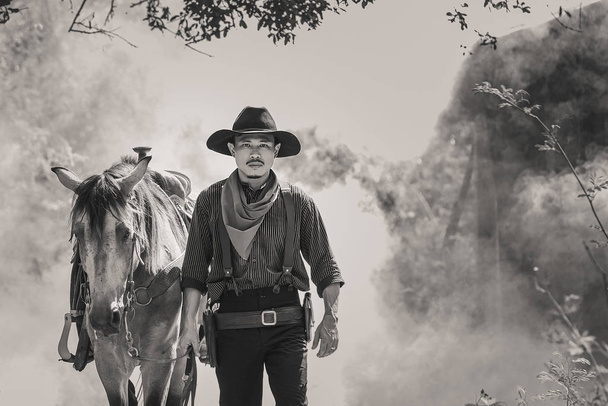 silueta de imagen en blanco y negro del vaquero y el caballo i
 - Foto, imagen