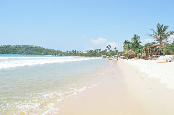 Pintoresca playa soleada de Sri Lanka en el océano Índico. Colorido complejo Mirissa
 - Foto, imagen