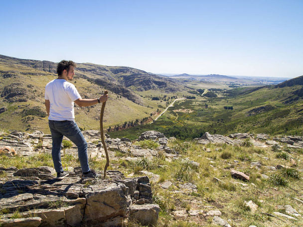 Юный турист смотрит на вид в Cerro Bahia Blanca
 - Фото, изображение